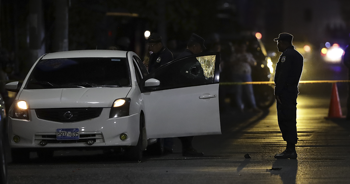 El Salvador suspende derechos constitucionales para controlar el alza de homicidios