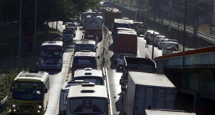 A raíz de los tacos en el Gran Concepción: alcaldes insisten en contar con restricción vehicular