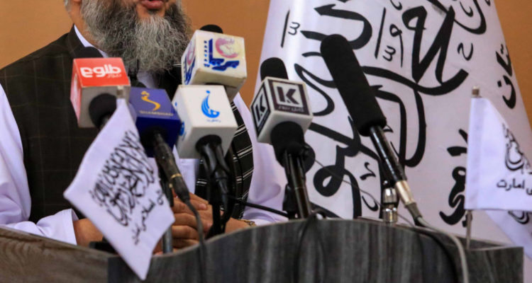 Micrófonos de prensa afganos.