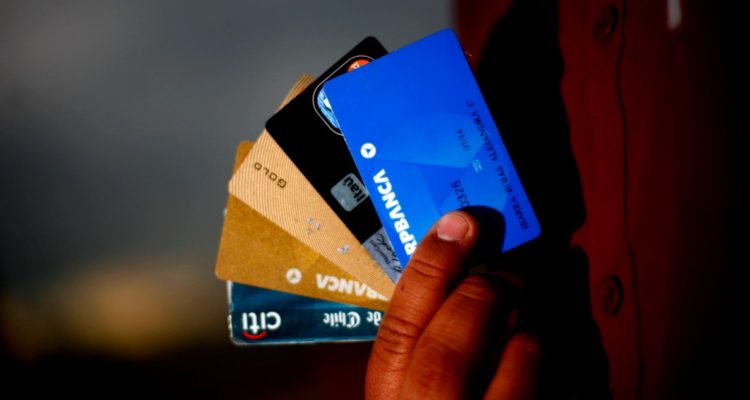 Desde $0 hasta $350 mil por mantención: Comparador revela diferencias de las tarjetas de crédito