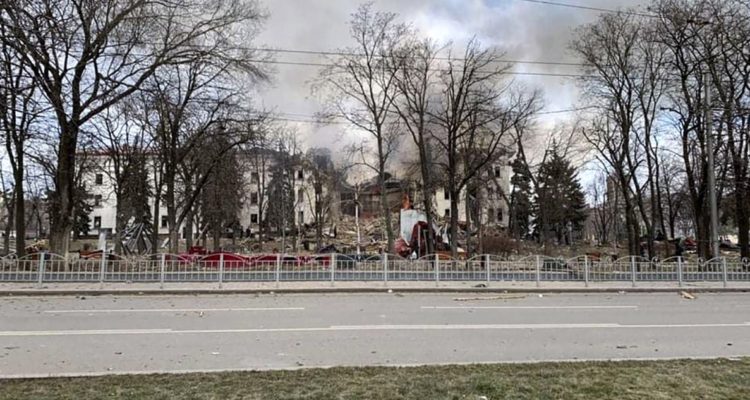 Ruinas del teatro bombardeado.