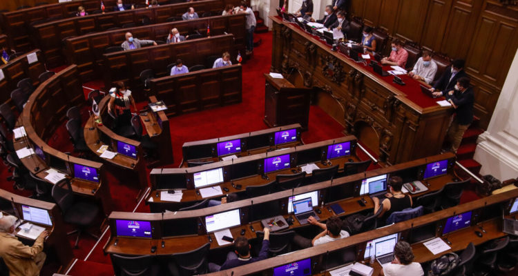 Convencionales califican de “inviable” tercera opción en plebiscito de salida: reglas “están claras”