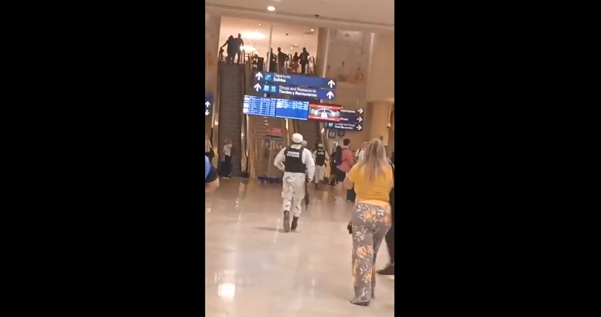 Personas corriendo por el aeropuerto mientras las fuerzas de seguridad se movilizan.