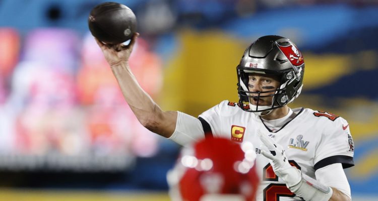 Tom Brady seguirá en la NFL