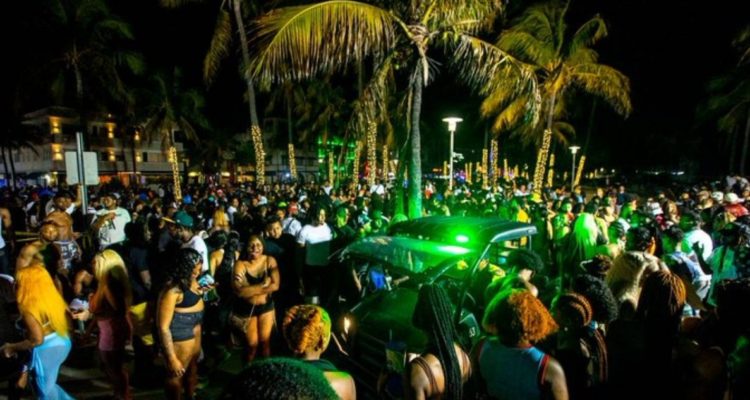 Toque de queda en South Beach, Miami