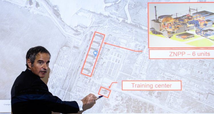 El director de la IAEA explicando los daños a la central nuclear.