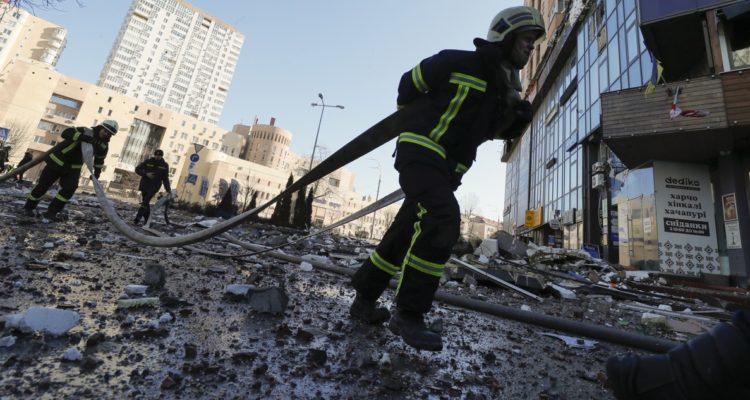 Bomberos trabajando en una estructura bombardeada por el ejército ruso.
