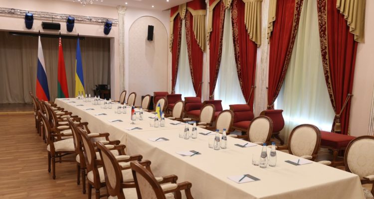 Mesa vacía en la que se dio la primera ronda de negociaciones.