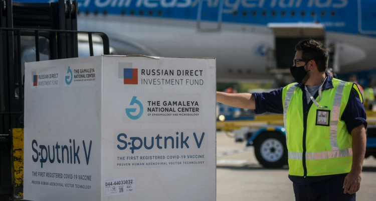En marzo 2021 llegaba a Buenos Aires el primer componente de la vacuna Sputnik V.