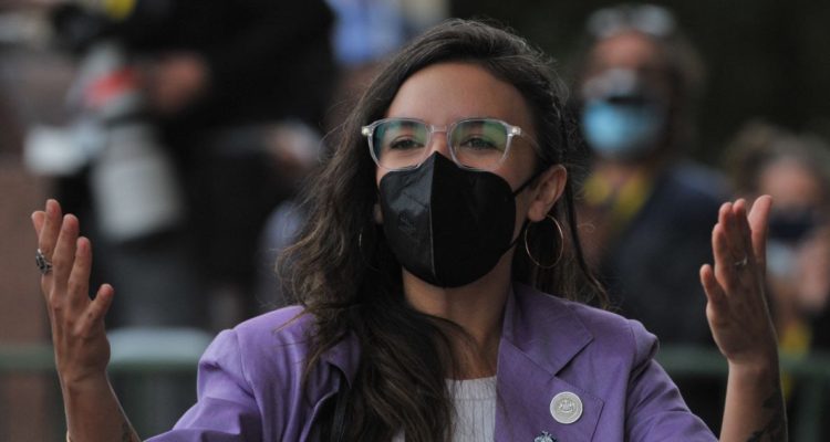 Ingreso de Camila Vallejo a ceremonia de cambio de mando presidencial realizado en el Congreso Nacional de Valparaíso.