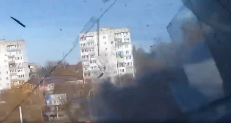 Video capta a tanque disparando contra edificio en Ucrania Amnistía investiga crímenes de guerra
