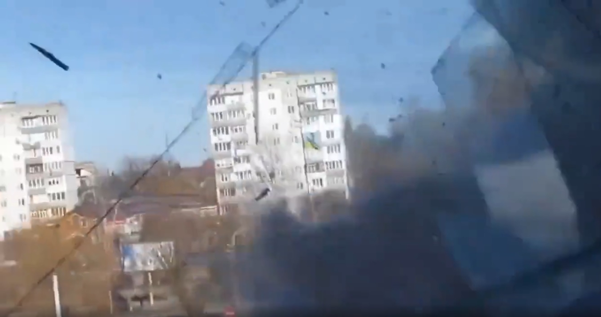 Video capta a tanque disparando contra edificio en Ucrania Amnistía investiga crímenes de guerra