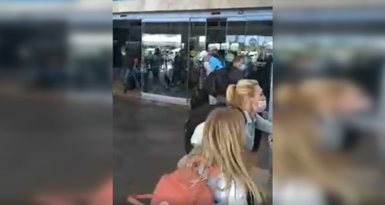 Video muestra caos y confusión en aeropuerto de Cancún tras supuesto tiroteo