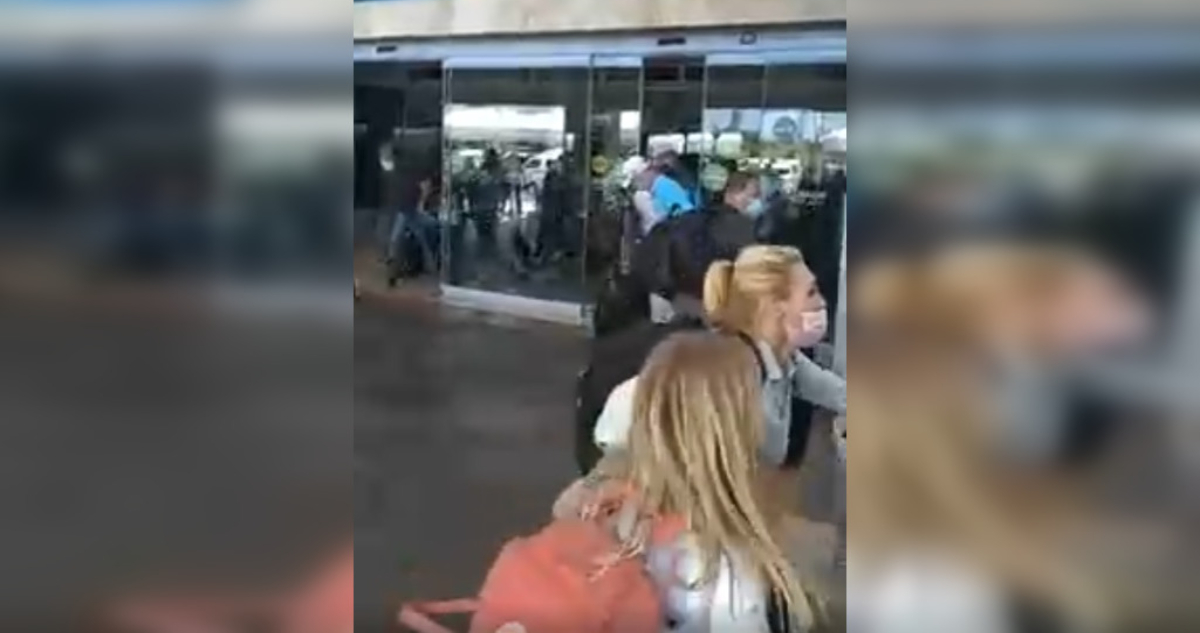 Video muestra caos y confusión en aeropuerto de Cancún tras supuesto tiroteo