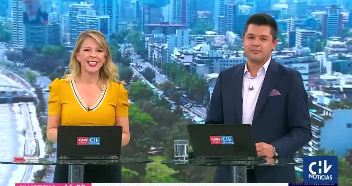Los periodista Viviana Encina y Patricio Angulo durante su despedida en el noticiario de CHV y CNN Chile.