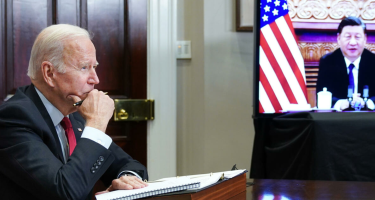 Fotografía de archivo de un encuentro telemático entre Biden y Xi Jinping.