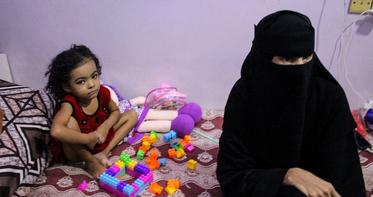 Amina Nasser, de 5 años, con leucemia, junto a su madre, en el hospital de Al Sadaqa, en Adén, Yemen.