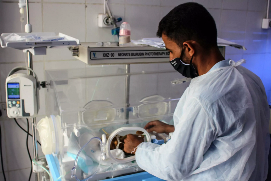 Un médico con un bebé prematuro en una incubadora del hospital Al Sadaqa, en Yemen.