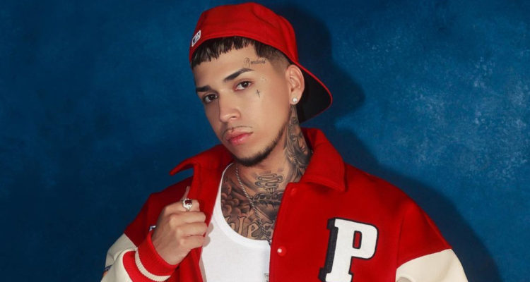 El cantante Young Cister vestido de forma deportiva mientras posa para la cámara. El músico está detenido en España.