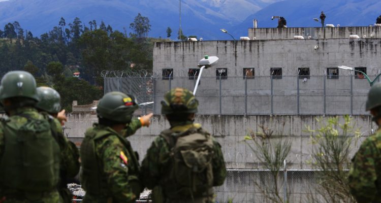 Al menos 12 presos murieron tras enfrentamientos en una cárcel de Ecuador