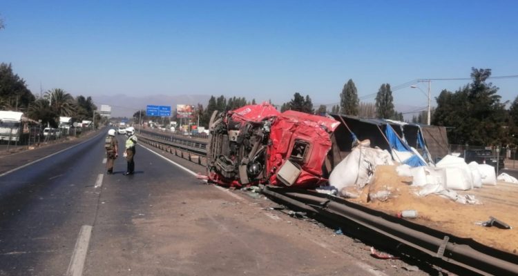 Camión se vuelca en Autopista Central