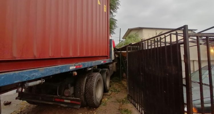 Camión de grandes dimensiones termina en el antejardín de una casa en San Bernardo
