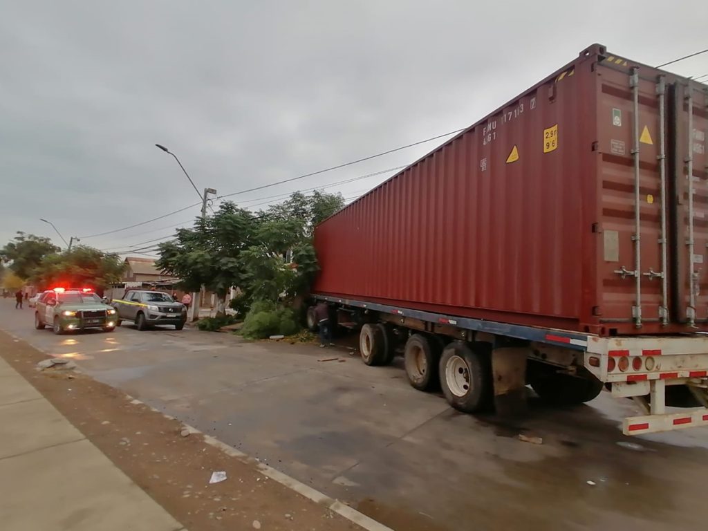Camión de grandes dimensiones termina en el antejardín de una casa en San Bernardo