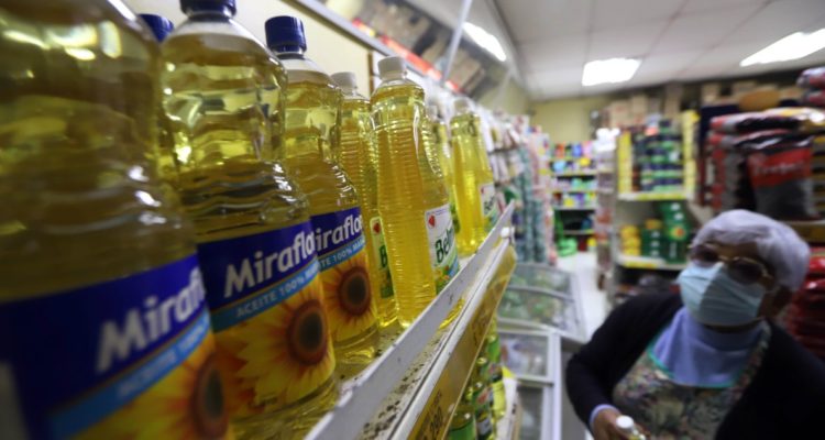 Ministro de Agricultura admite “sospecha” en precio de aceite y concuerda en que FNE debe investigar