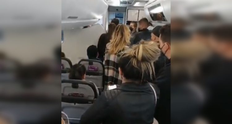 Se toman avión en aeropuerto de Santiago