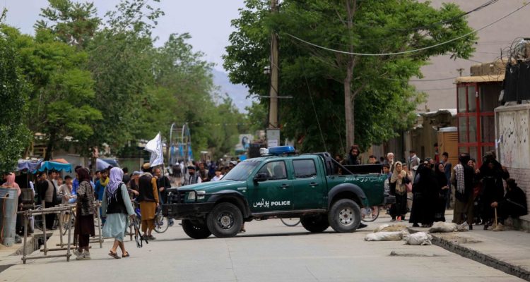 Un vehículo policial estacionado fuera de la escuela atacada.