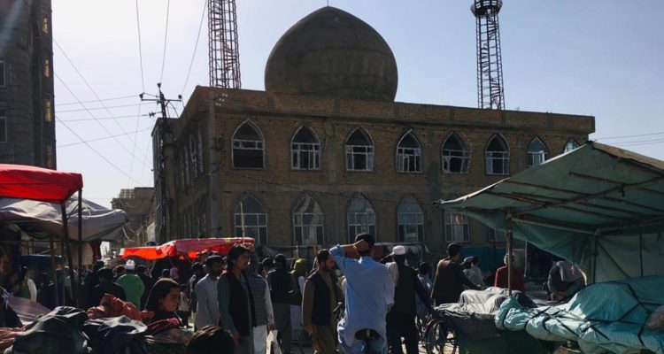 La mezquita atacada, con daños en sus ventanas.