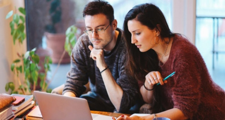 Hombre y mujer mirando computador