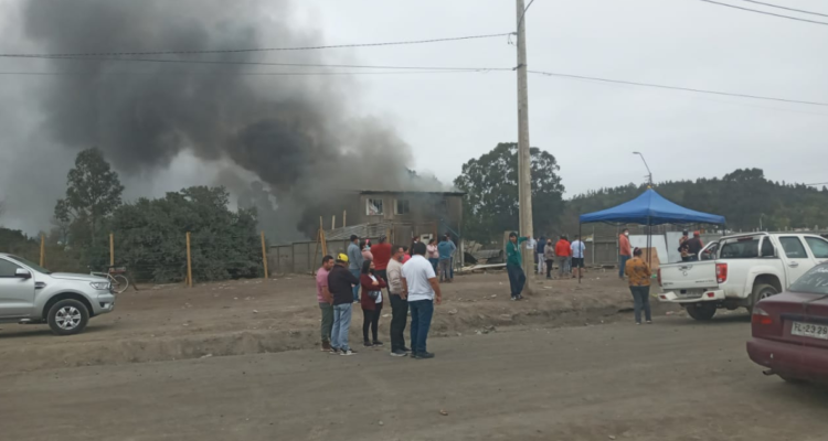 Apedrean y queman inmueble donde fue encontrado muerto adolescente en Coronel.