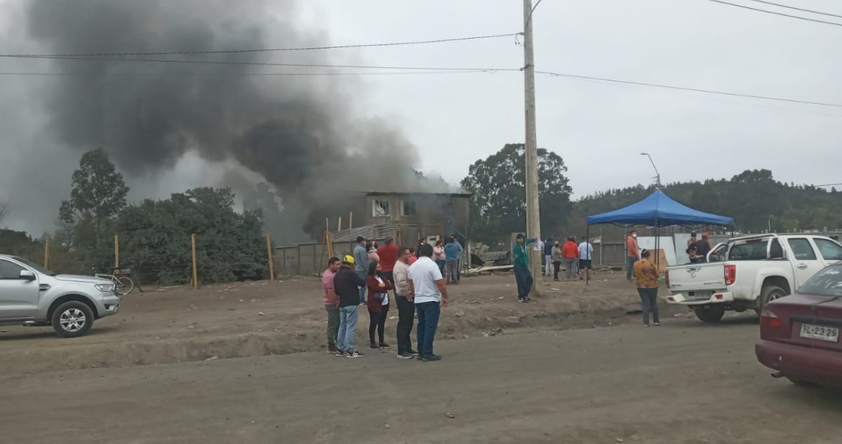 Apedrean y queman inmueble donde fue encontrado muerto adolescente en Coronel.
