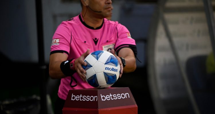 Árbitros chilenos mantienen su paralización