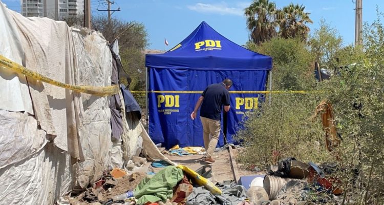 Fotografía de la carpa de la PDI en el sitio del suceso.