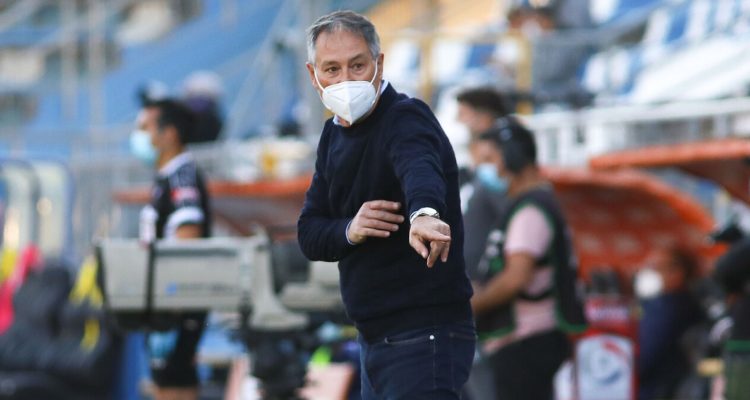 Ariel Holan dirigiendo a la UC.