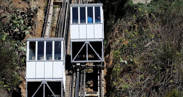 Vecinos del cerro Bellavista piden apertura de ascensor ante nueva postergación