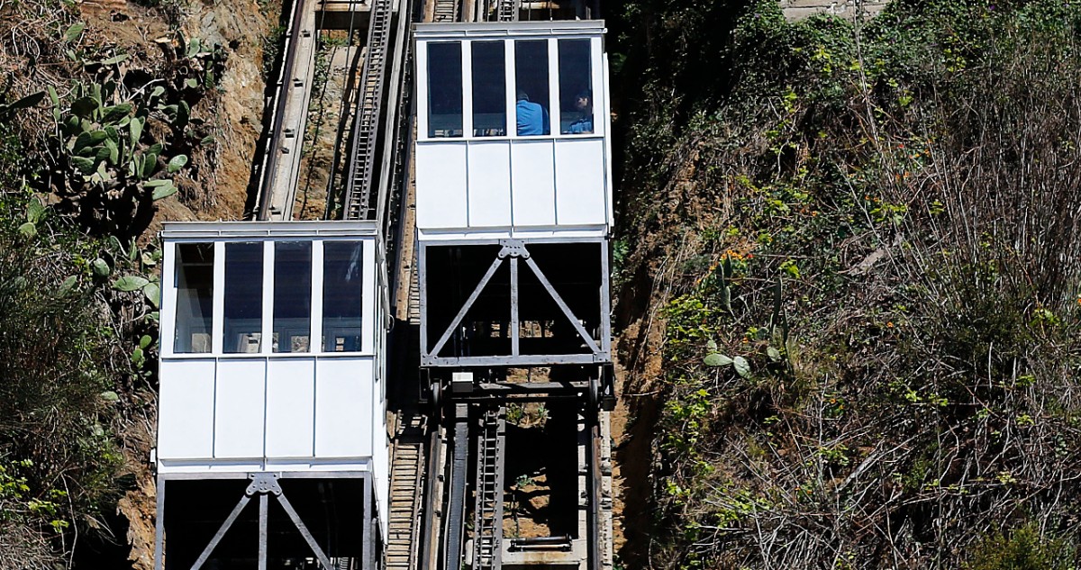 Vecinos del cerro Bellavista piden apertura de ascensor ante nueva postergación