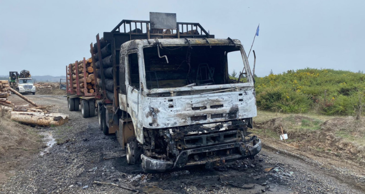 Ataque incendiario deja dos camiones destruidos en Cholchol
