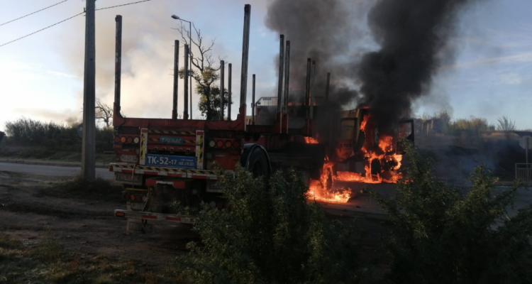 Camiones destruidos por ataque incendiario en la comuna de Los Álamos.