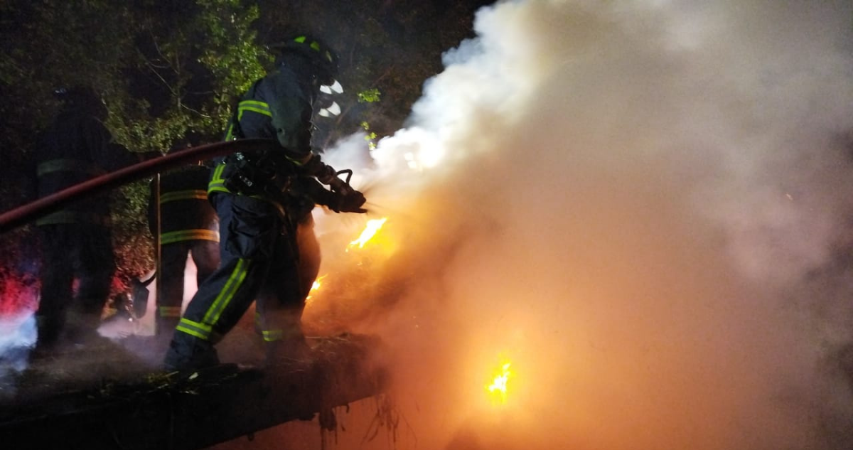 Incendian carro de tractor en Vilcún: conductor dice que encapuchados lo golpearon y amenazaron