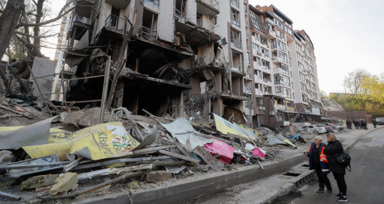 Al menos una víctima fatal deja ataque ruso durante visita de secretario general de la ONU a Kiev