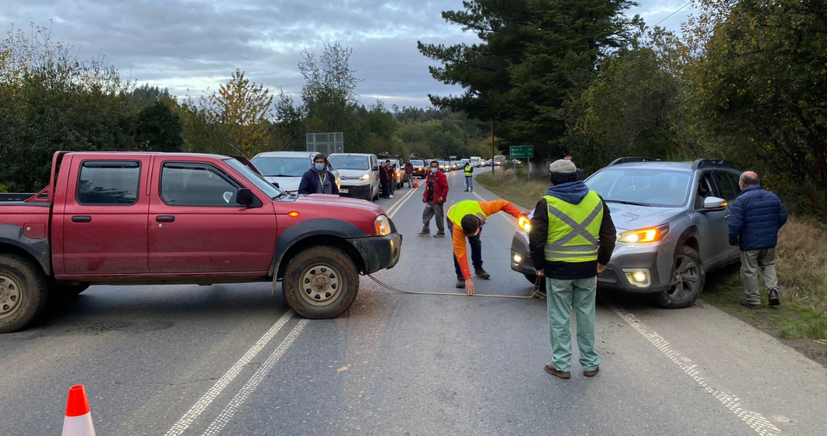 Auto del alcalde de Paillaco cae en zanja camino a protesta por mal estado de la ruta con Valdivia