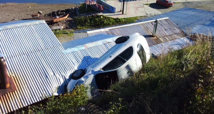 Un auto pierde el control en Calbuco y cae encima de una vivienda