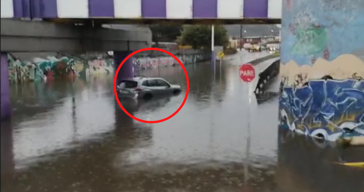 “Pensé que iba a pasar”: conductor queda atrapado en paso bajo nivel Andalién inundado por lluvias