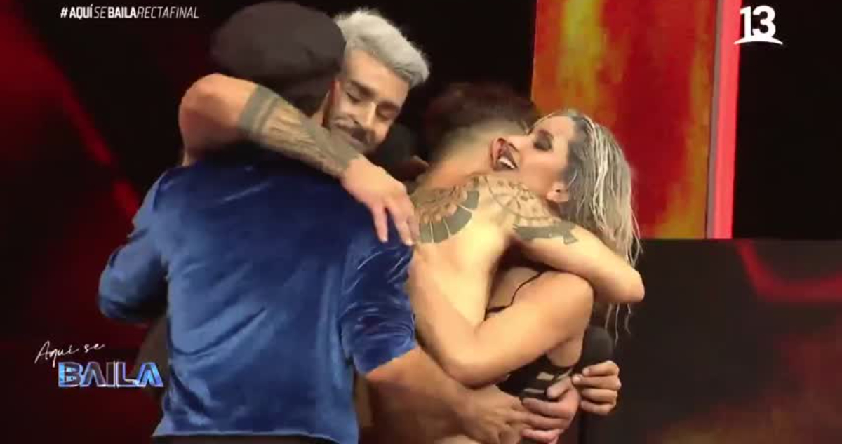 Bárbara Moscoso abraza a la pareja a la cual se enfrentó tras ser eliminada.