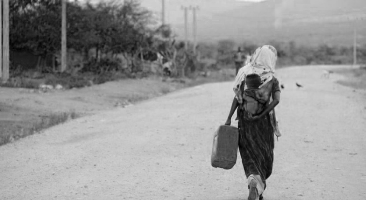 La precaria situación de las madres y sus hijos en Etiopía. Sin agua y comida.