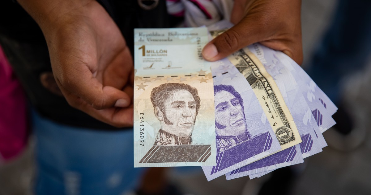 Venezuela aplica nuevo impuesto a pagos con moneda extranjera a la vez en que escasean los bolívares
