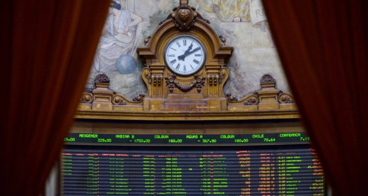 Bolsa de Santiago reacciona con alza tras rechazo a retiros de AFP y el dólar revierte su bajada